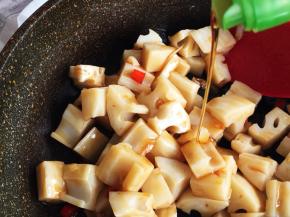 最后烹入香油，翻炒均匀即可出锅，一道脆嫩爽口，营养开胃的小菜就做好了。