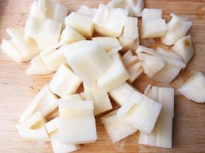 藕去皮，洗净，切成均匀的小丁。