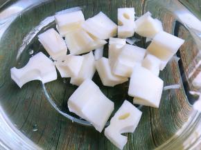 马上放入凉白开里过凉。