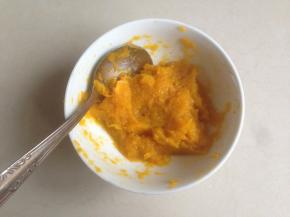 南瓜切薄片，隔水蒸熟，用汤匙压成南瓜泥