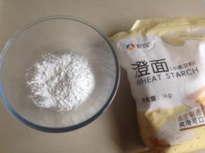 先做玉米，35克澄面装入盆里