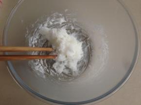 用刚烧开的水烫澄面，搅拌成半透明状