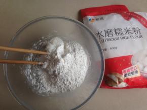 倒入糯米粉