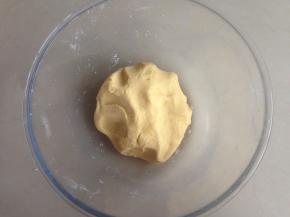 揉成柔软不粘手的面团，如果太干的话，可以加一点点水调节一下，分成每个25克的小面团