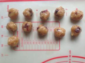 馅料分成每个10克，搓圆备用