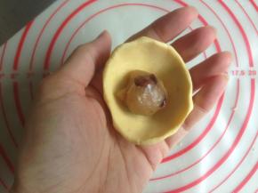 小面团压扁，放入馅料，收口搓圆