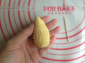 用牙签在表面压出格纹，放入垫有油纸或者玉米垫的蒸锅里