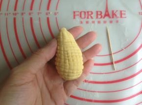 用牙签在表面压出格纹，放入垫有油纸或者玉米垫的蒸锅里