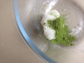 再做叶子部分，用60克烧开的水烫30克澄面，迅速搅拌成半透明状，加入抹茶粉，揉成绿色的面团