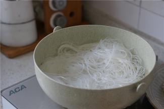 将粉丝提前泡软，要注意不要泡至粘软，一定要带点弹性才好哦。不可以开水一定要温水或是冷水，如果是冷水那么就比较费时。