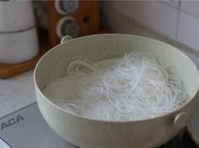 将粉丝提前泡软，要注意不要泡至粘软，一定要带点弹性才好哦。不可以开水一定要温水或是冷水，如果是冷水那么就比较费时。