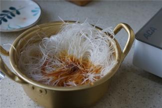 用生抽，料酒 ，玉米油拌至粉丝上色挂味。