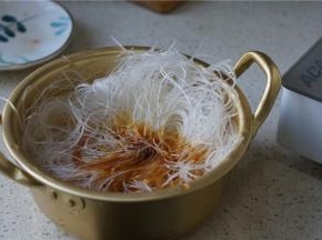 用生抽，料酒 ，玉米油拌至粉丝上色挂味。