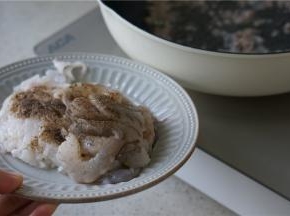 然后将黑胡椒粉调配的鱿鱼及虾仁下锅。