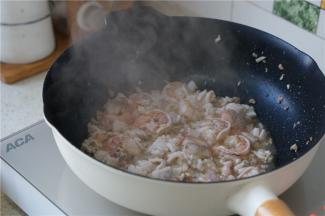 这二款食材下锅之后会微微出汁，这个时候可以加入适量的细盐及料酒 调味。