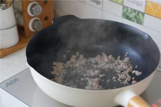 如图肉末蒜粒会都出味，喜欢更香的朋友，可以将肉丁煸至干香。