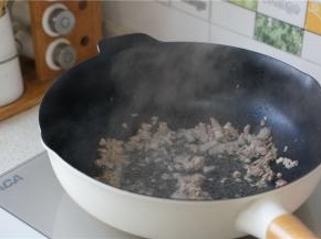 如图肉末蒜粒会都出味，喜欢更香的朋友，可以将肉丁煸至干香。