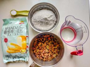 准备材料，葡萄干清水淘洗一下，控水后用朗姆酒浸泡上，泡一夜最合适。