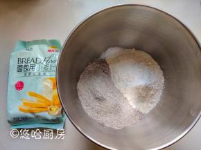 金龙鱼高筋粉、黑麦粉、酵母全部放入搅拌缸中，加入冰水开始搅拌。