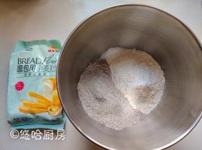 金龙鱼高筋粉、黑麦粉、酵母全部放入搅拌缸中，加入冰水开始搅拌。