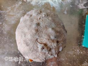 取出面团至案板上，将浸泡后的葡萄干揉至面团中。