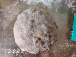 取出面团至案板上，将浸泡后的葡萄干揉至面团中。