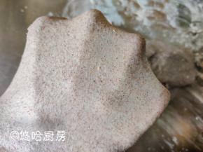 厨师机先低速搅匀，中速搅拌几分钟后转高速，一直打至面团能拉出薄膜即可。