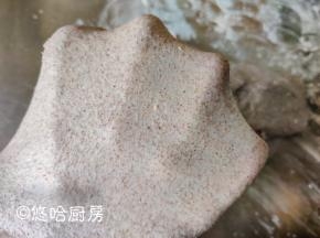 厨师机先低速搅匀，中速搅拌几分钟后转高速，一直打至面团能拉出薄膜即可。