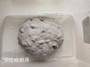 面团收在保鲜盒中，室温下发酵一个小时。
