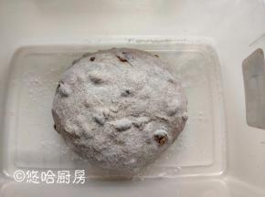 面团收在保鲜盒中，室温下发酵一个小时。