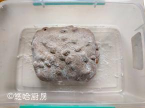 一小时后面团翻面折叠，继续发酵半小时。