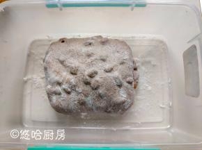 一小时后面团翻面折叠，继续发酵半小时。