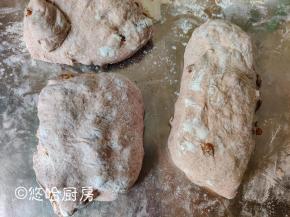 发酵后的面团分成3份，折叠后收圆，摆放在烤盘中进行二次发酵。