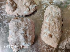 发酵后的面团分成3份，折叠后收圆，摆放在烤盘中进行二次发酵。