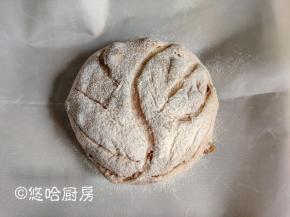 二次发酵约一小时二十分钟，在发酵到位的面团上筛面粉，用锋利的刀子割上口子。口子随意割，我就是随便划了几道。