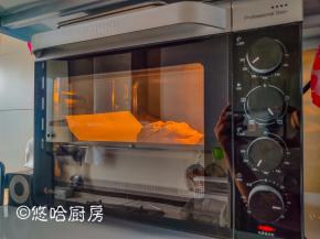 烤箱提前预热到位，上火220度、下火190度，烤盘放入中下层烘烤25~30分钟。有蒸汽的烤箱烘烤效果好一些。