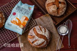 烘烤后的面包放凉后，切片食用。虽然无糖无油，但是有葡萄干的加入，味道不错。