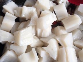 藕丁控干水，入锅翻炒片刻，关火，继续翻炒入味。