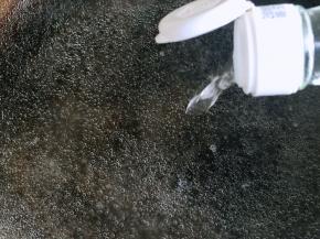 令藕丁不发黑的小秘诀，在焯水时，加一汤匙白米醋，焯出的藕丁白嫩嫩的，口感更爽脆。