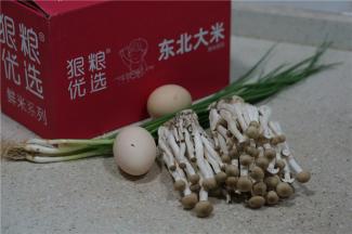 今天这款炒饭的用料有：鲜米，鸡蛋，菌菇，香葱，还有青豆，虾仁及鱿鱼没入镜，在解冻中。