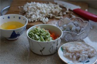 为了让米饭的色彩感更好一点，我还切了胡萝卜丁来，然后将其它食材也一并洗切好备用。