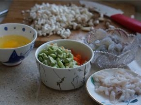 为了让米饭的色彩感更好一点，我还切了胡萝卜丁来，然后将其它食材也一并洗切好备用。