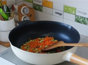 热锅加油，将青豆及胡萝卜先下锅炒香炒出味，青豆不易熟，这样子煸煎一下，就熟的很快。