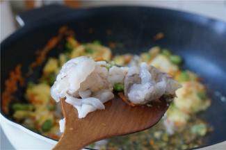 鸡蛋炒好之后再将虾仁及鱿鱼下锅，炒至微微出香。
