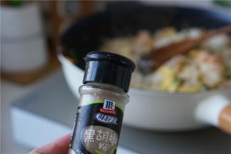 关键的是黑胡椒粉也要配入，这十分的提鲜，当然了要是不喜欢这款调味品的就将这一步忽略。