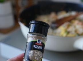 关键的是黑胡椒粉也要配入，这十分的提鲜，当然了要是不喜欢这款调味品的就将这一步忽略。