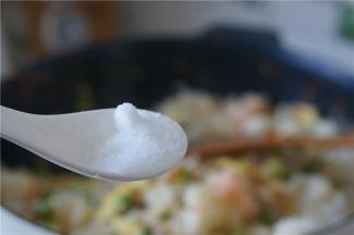 调味料加入的时间到了，加入了细盐及料酒 。