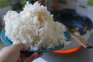 最后将冷饭下锅，炒至饭团松散，每粒米饭都能裹上味道。