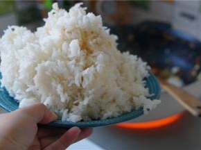 最后将冷饭下锅，炒至饭团松散，每粒米饭都能裹上味道。