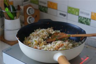 就是这么的简单，一份香香的炒饭就完成啦，有素有荤有主食，一碗肯定饱饱哦。